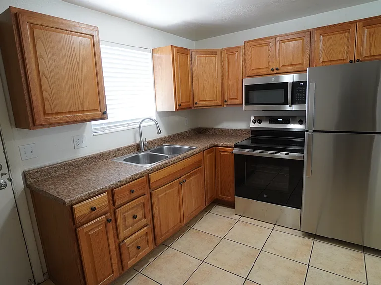 1273 E Gordon Ave — Photo 4