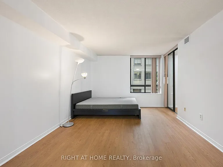 280 Simcoe St #206A — Photo 10