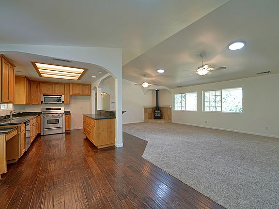 3rd image of 4000 Hickory Ln