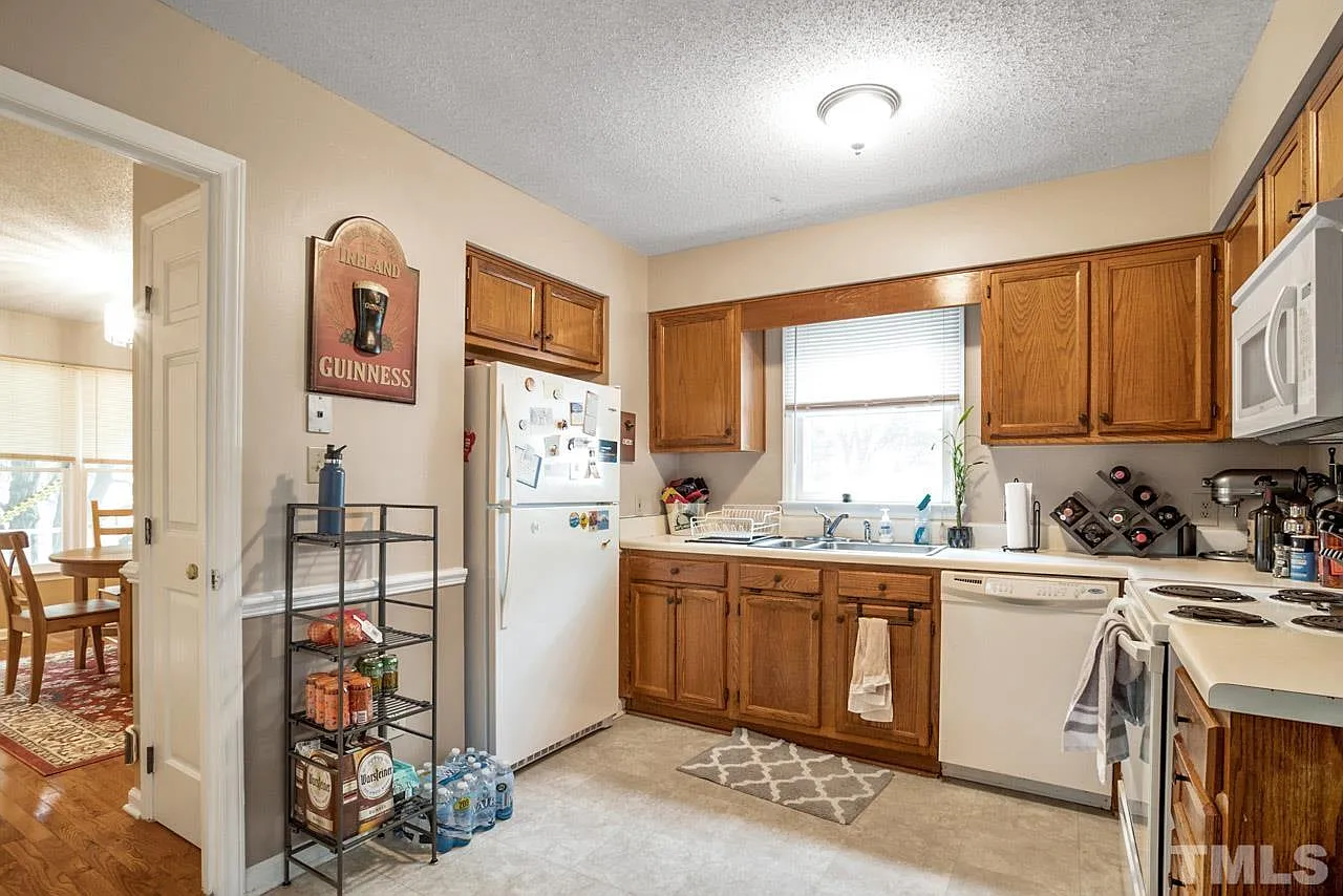 3 bed, 2.5 bath, 1488 sqft, $2,050 — Photo 2