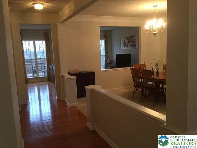 3 bed, 2.5 bath, 2386 sqft, $2,800 — Photo 2