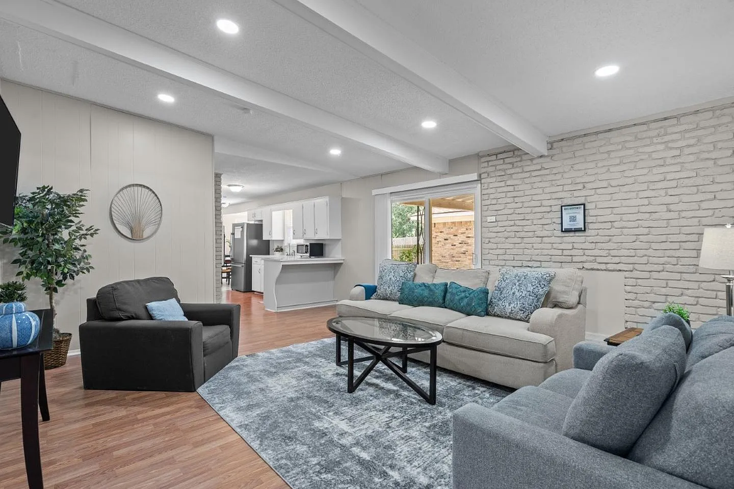 Fort Worth Beauty with Spacious Interiors and a Peaceful Setting — Photo 2