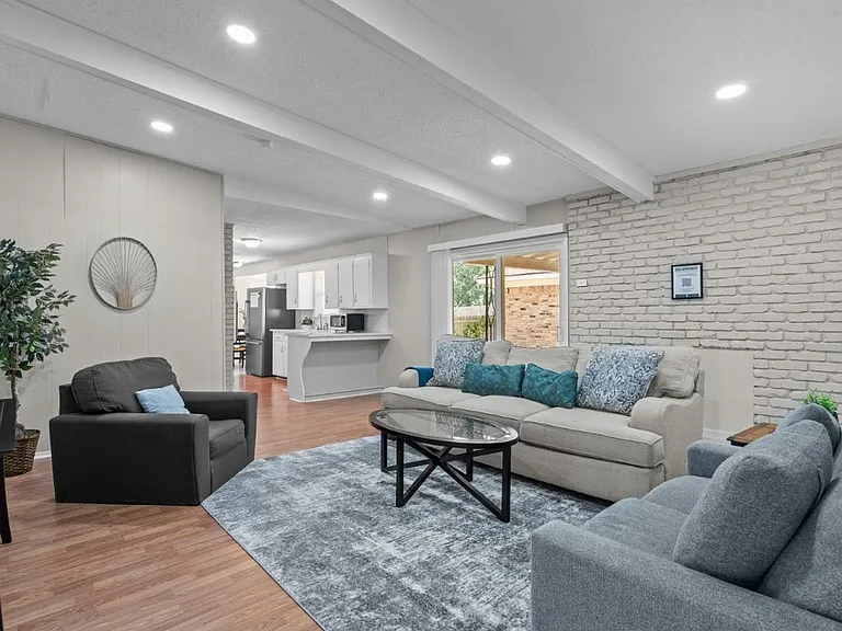 6121 Whitman Ave — Photo 2
