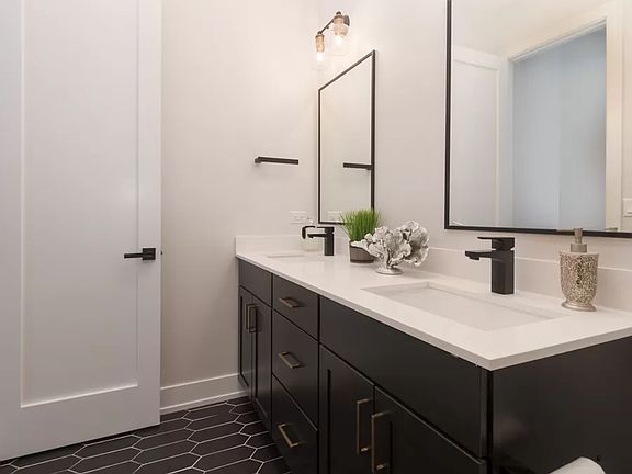 4th image of 2034 N Avondale Ave #2E
