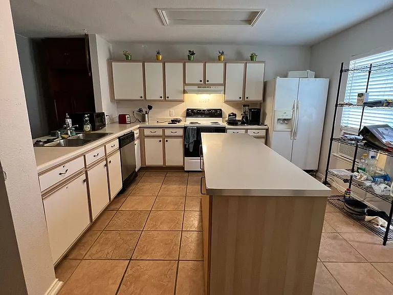 10600 Garbacz Dr — Photo 7
