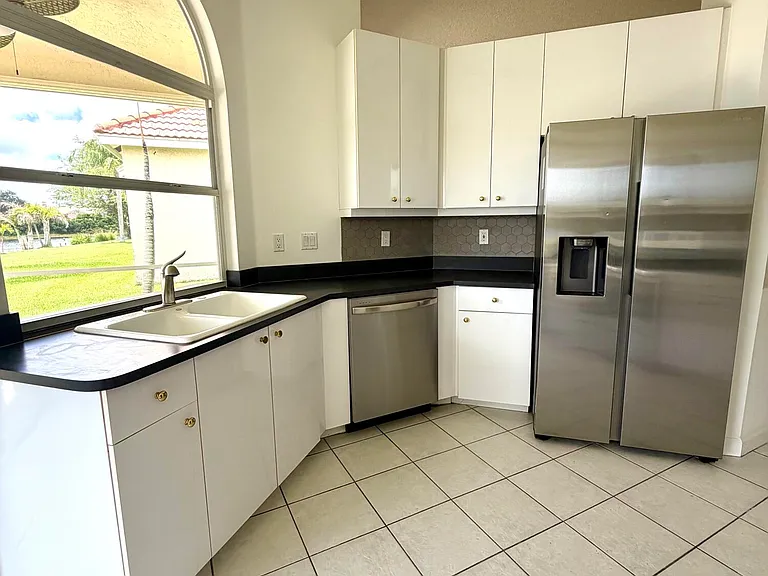 702 SW Aruba — Photo 9