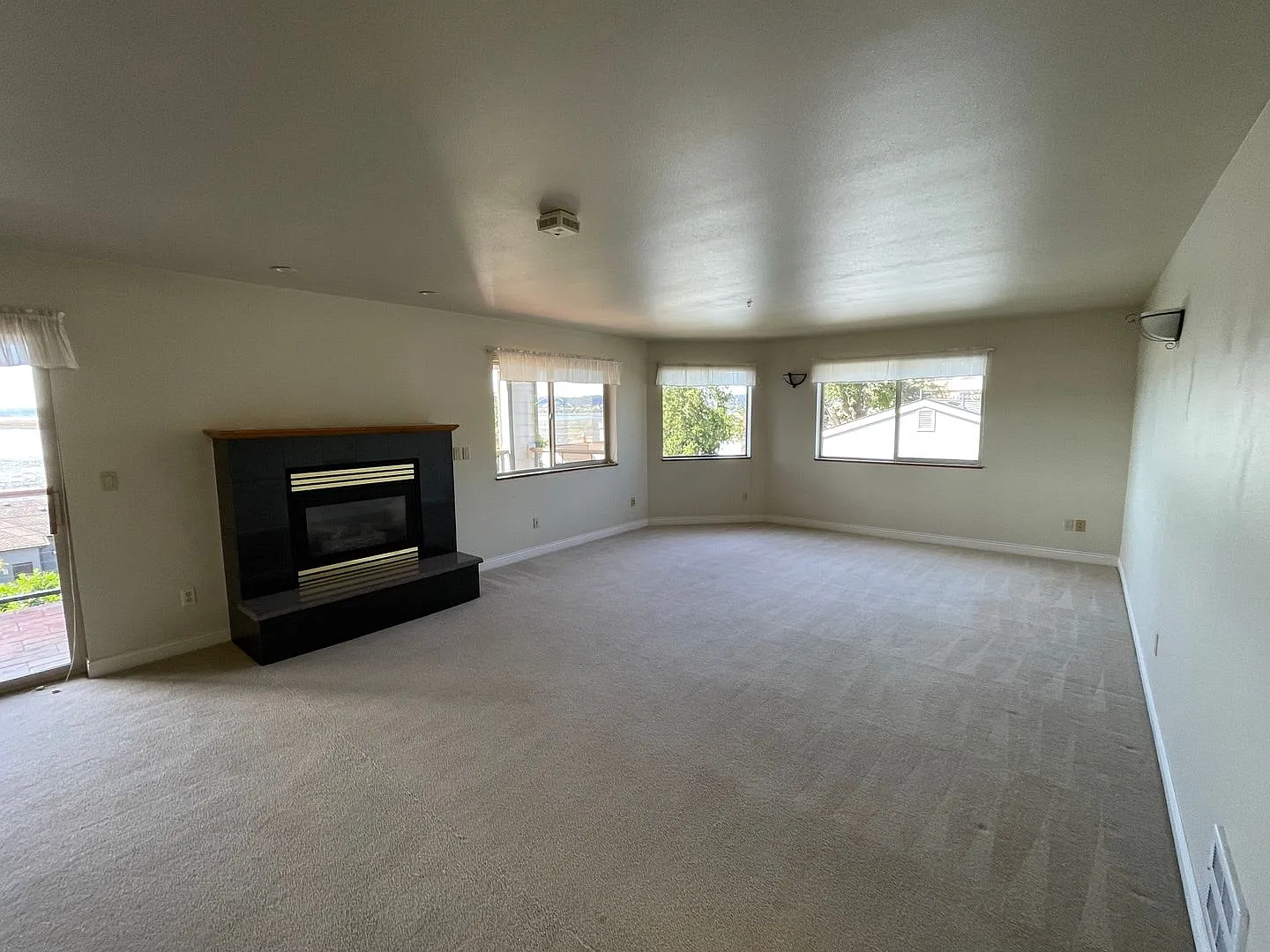 Pending Application Beautiful Condo With Amazing View Of The Harbor! Occupancy Limit Of 3 Or Less — Photo 3
