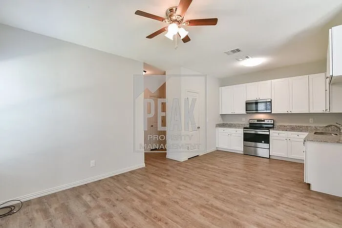 3 bed, 2.0 bath, 1010 sqft, $1,525 — Photo 2