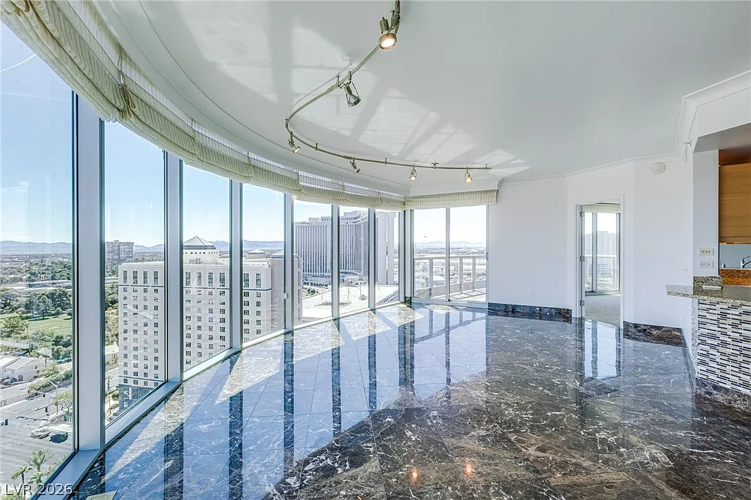 Turnberry Towers — Photo 3