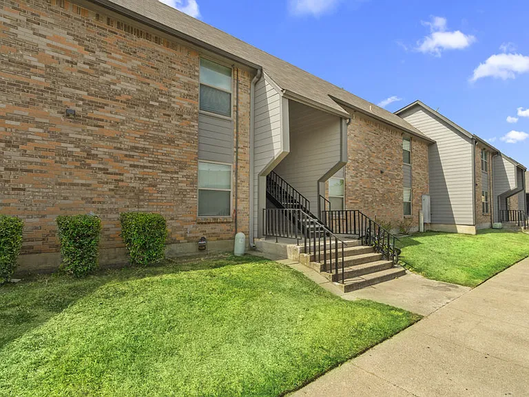 Cleburne Plaza — Photo 10