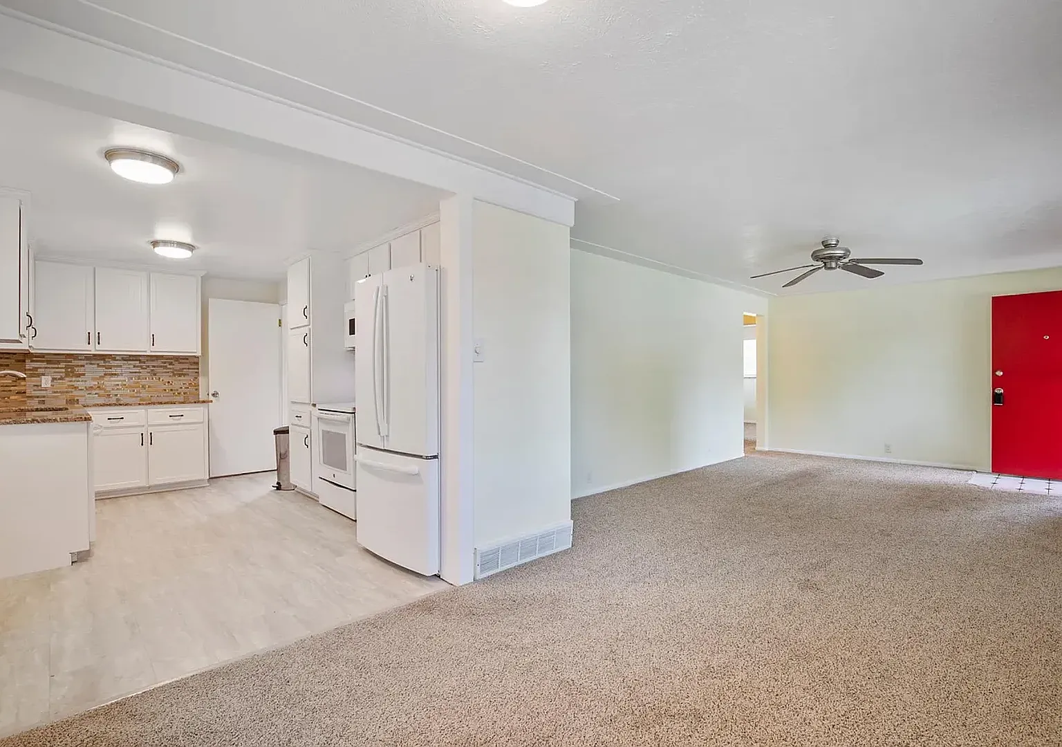 Spacious 3 Bedroom Near Olde Town Arvada with Private Yard — Photo 3