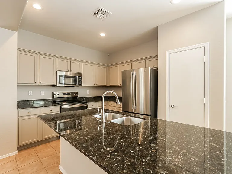 7338 W Cambridge Ave — Photo 8