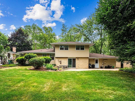 4th image of 922 Putnam Dr