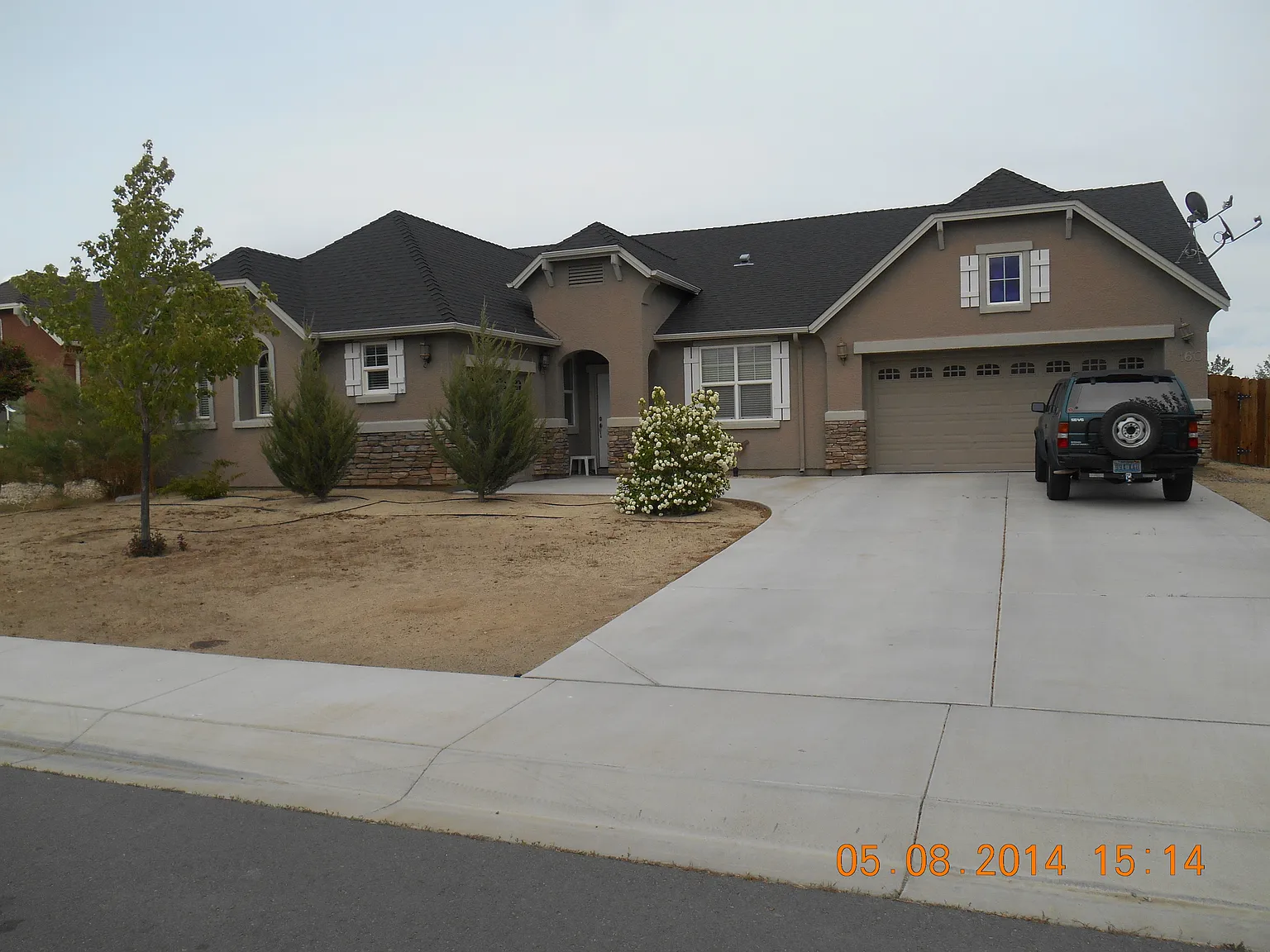 160 Oakridge Dr photo 1