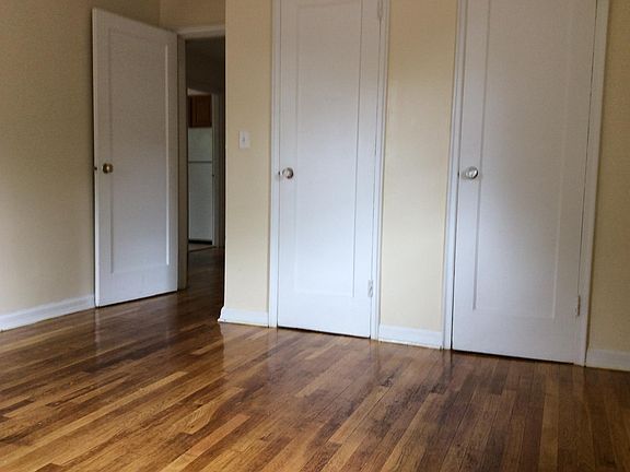 4th image of 25-03 Fairlawn Ave