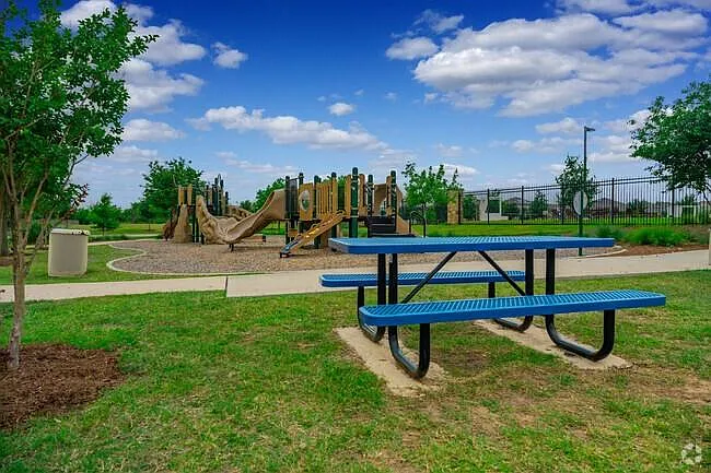 2 bed, 1.0 bath, 994 sqft, $1,900 — Photo 4