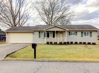 216 Pinewood Dr, Hurricane, WV 25526