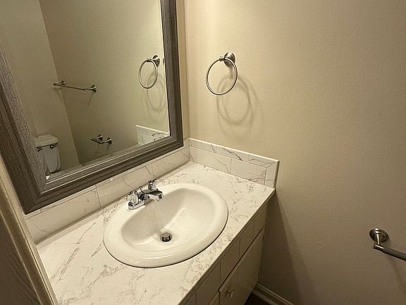 5th image of 1285 Colonial Rd APT 18