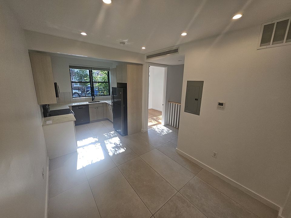 1st image of 722 Hinsdale St #1A