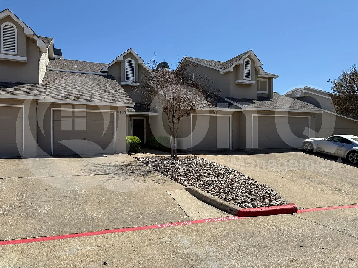 Building Photo - 8400 Hickory St #2103