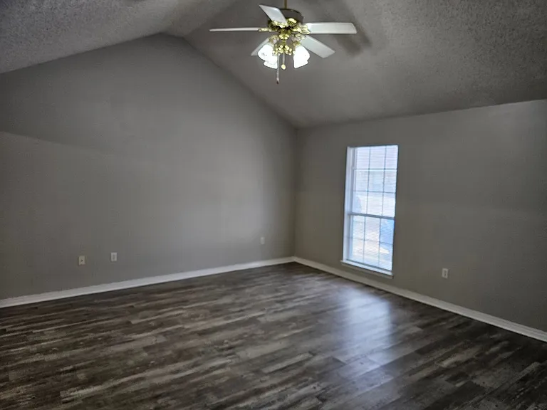 300 Fischers Ln — Photo 4