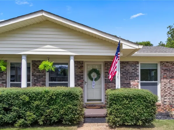 6112 Cottonwood Ln, Cottondale, AL 35453