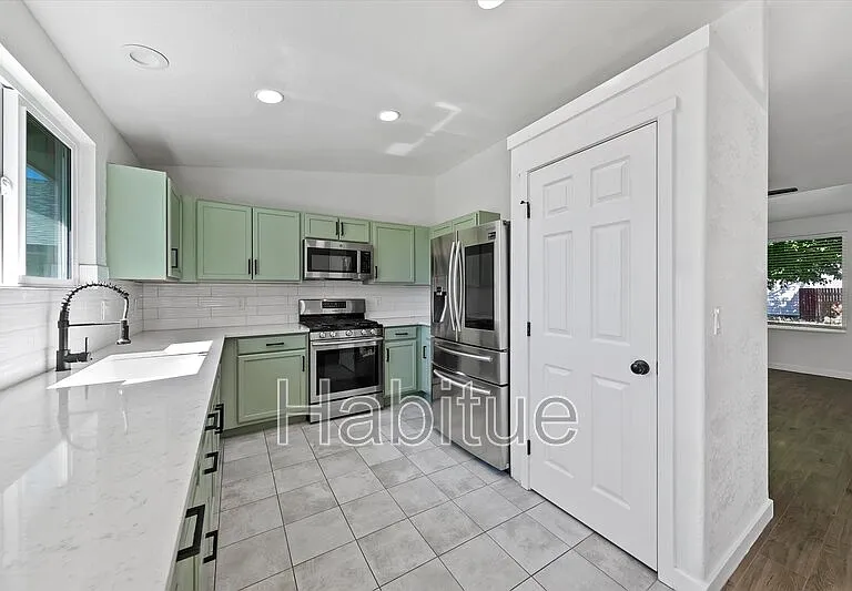 2041 E Oakridge Ct — Photo 12