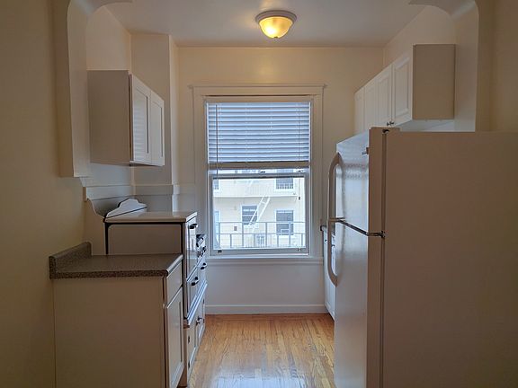 5th image of 2100 Bay St APT 204