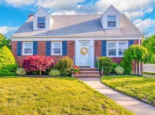 484 Chelsea Rd, Oceanside, NY 11572
