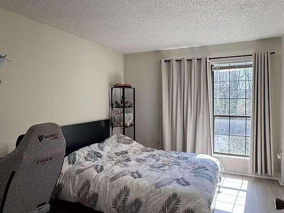 4th image of 311 Hampshire Ct