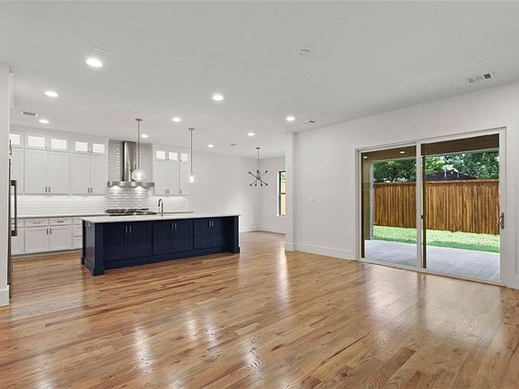 4th image of 4040 Beechwood Ln