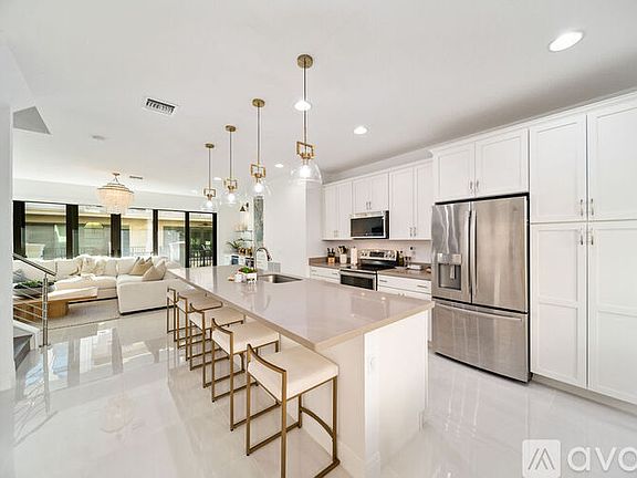 5th image of 634 Windward Cir N #634S