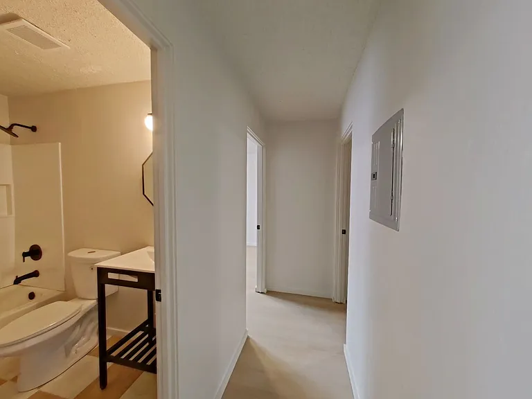 University Manor - Newly Renovated Units just a short walk from Campus! — Photo 22