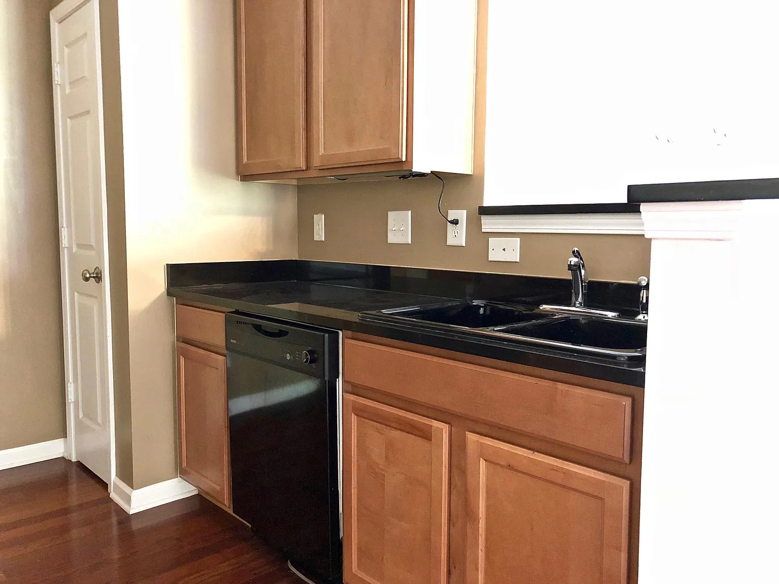 2 bed, 1061 sqft, $1,700 — Photo 3