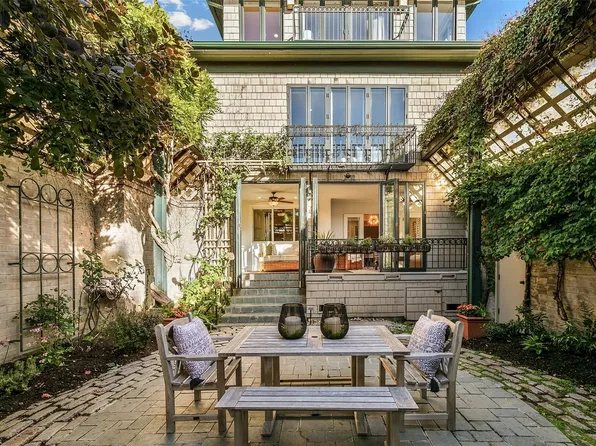 915 11th Avenue E, Seattle, WA 98102