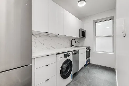 210 W 10th St Photo 1