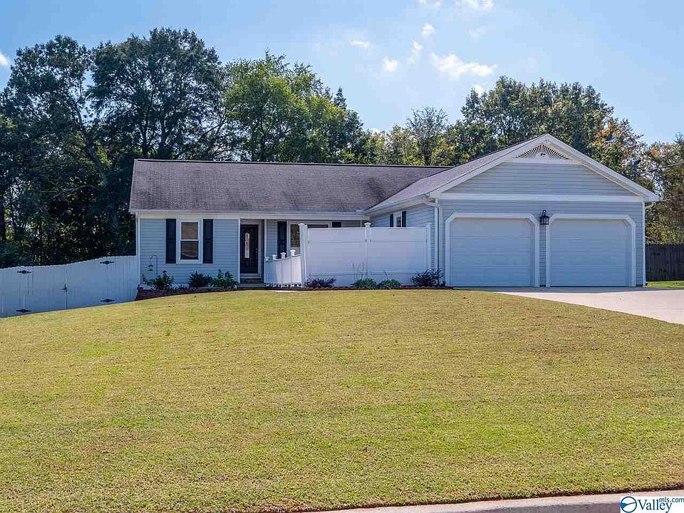 1st image of 107 Brass Oak Dr