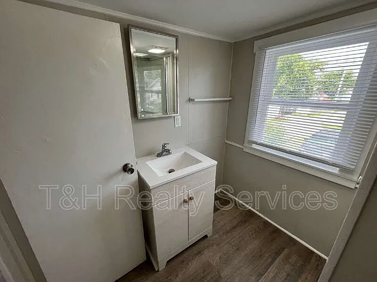 2916 Noble St — Photo 9