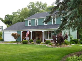 47 Meadowbrook Rd, Orchard Park, NY 14127