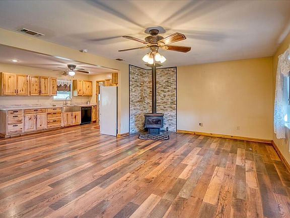 5th image of 710 Elm St