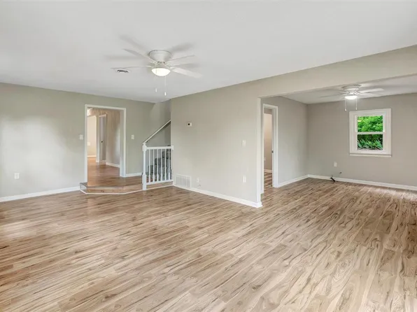 2368 W Evergreen Dr, Pacific, MO 63069