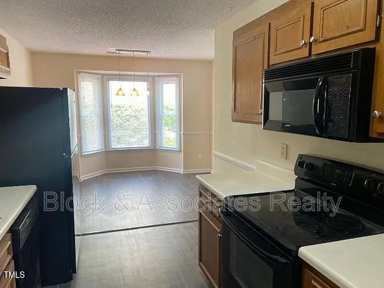 553 Darby Glen Ln — Photo 2