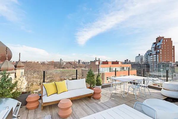 Sold by Compass | media 31