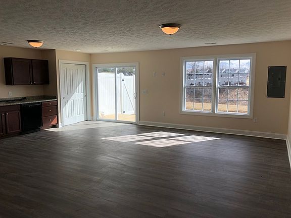 5th image of 460 Pin Oak Dr