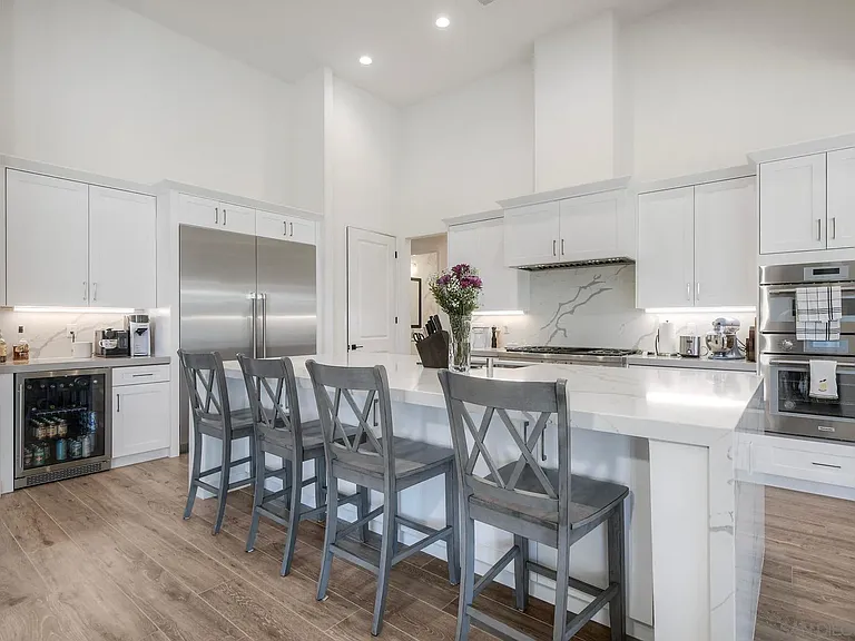 655 Hamilton Ln — Photo 1