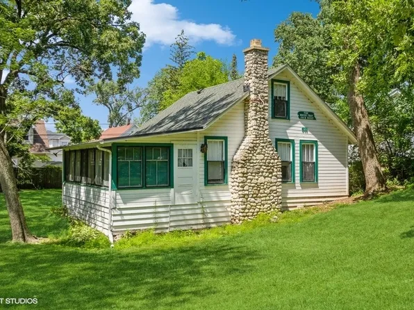 911 Monroe St, Wauconda, IL 60084