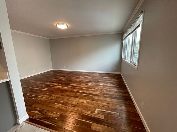 5th image of 159 Tiffany Ave #1
