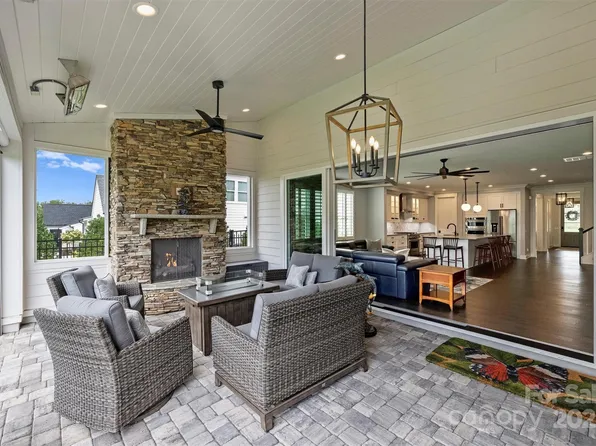 14128 Pinoli Pine Cir, Huntersville, NC 28078