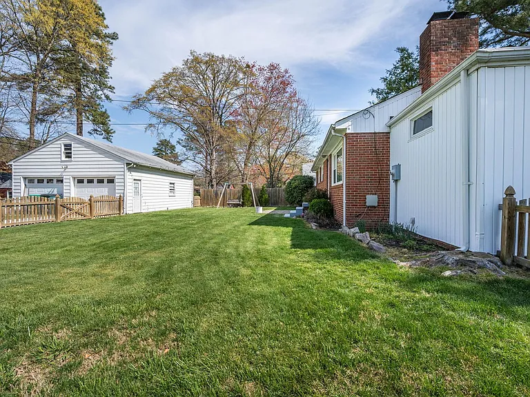 201 Stuttaford Dr — Photo 27