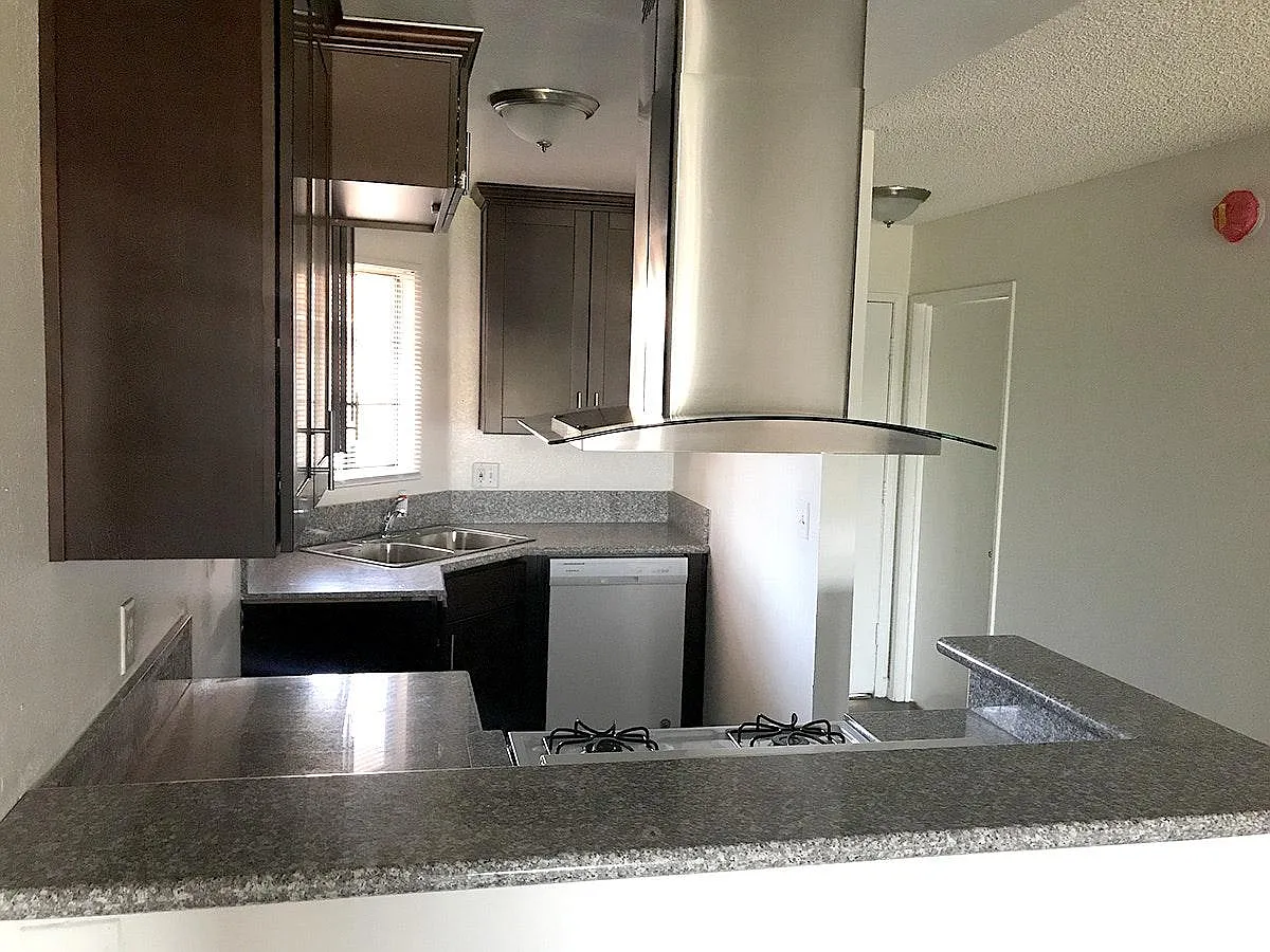 2 bed, 800 sqft, $2,400 — Photo 3